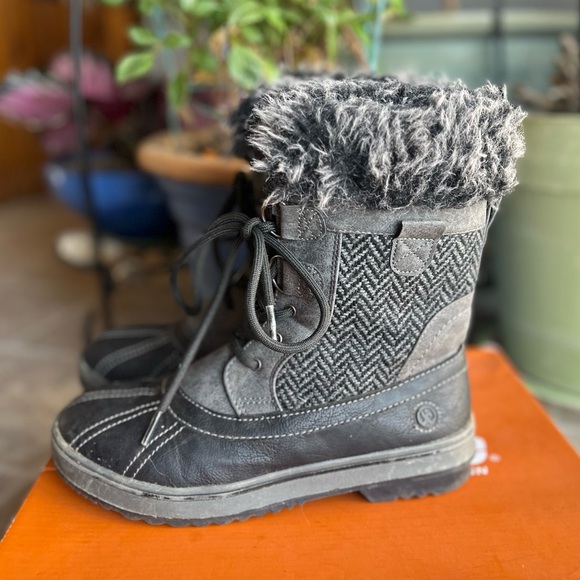 North side women’s winter faux fur lined boots size 8. Comes with box. VGUC - Picture 5 of 12